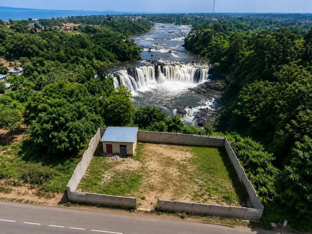Vue aérienne des chutes de la Lobé, secteur en plein développement touristique