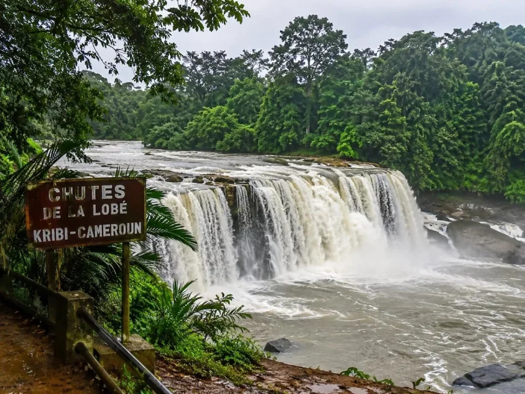 Chutes de la Lobé au Cameroun, site touristique emblématique et attraction majeure favorisant le développement immobilier de la région