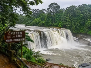 Chutes de la Lobé au Cameroun, site touristique emblématique et attraction majeure favorisant le développement immobilier de la région