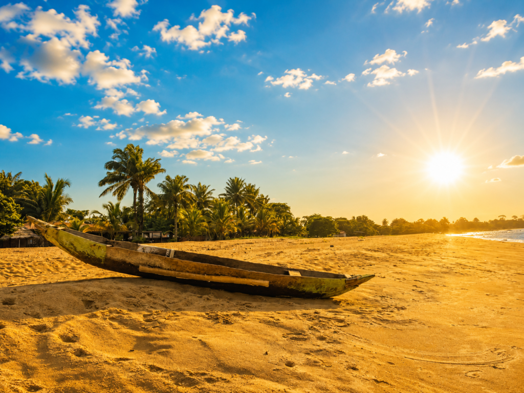 Plage de Kribi au Cameroun avec sable fin et océan Atlantique, destination idéale pour investissement immobilier en 2026